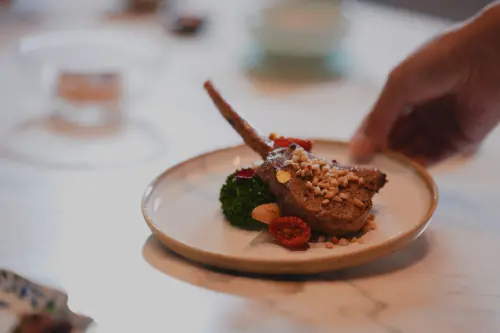 ▲元紀．台灣菜」商務艙套餐主菜「香蒜爐烤戰斧豬」搭配元紀招牌炒米粉，豬油蒜香及彈韌米香撲鼻而來，盡顯台灣古早味。（圖／星宇航空提供）