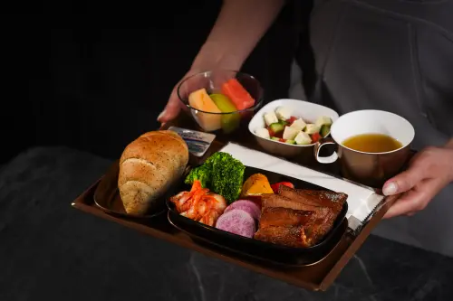 ▲星宇航空X開丼 燒肉vs丼飯推出聯名餐點。（圖／星宇航空提供）