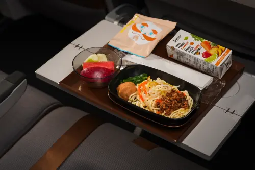 星宇航空第二季餐點更新　攜手度小月、開丼及頂級素食品牌