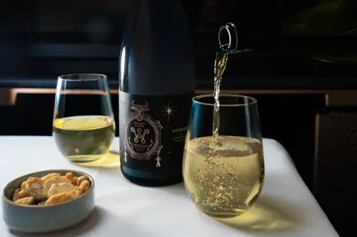 ▲威石東葡萄酒莊為星宇航空釀造專屬的機上白葡萄酒「Starlight 2025」。（圖／星宇航空提供）