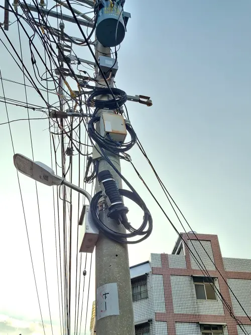 中市空中甜甜圈亂象　議員促清整纜線護公安