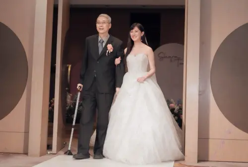 林逸欣父太愛女兒！昔忍病痛出席婚禮　她親製閃亮拐杖牽爸進場