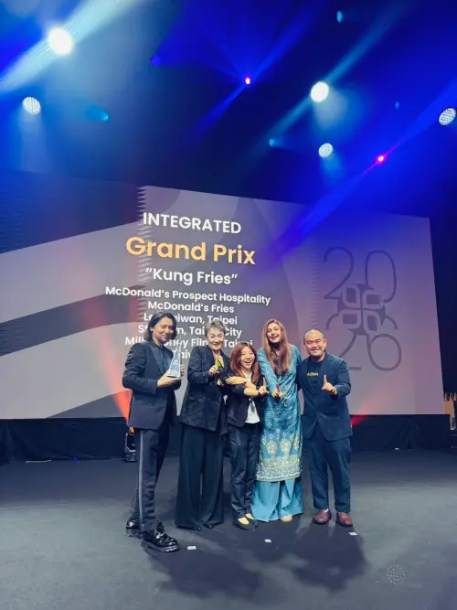 ▲台灣麥當勞品牌行銷副理吳宜臻（中）、台灣李奧貝納執行長暨陽獅集團首席創意長楊榮柏（左一）、台灣李奧貝納執行副總經理沈婉菁（左二），同赴Spikes Asia亞洲創意節現場，與陽獅集團亞太區麥當勞客戶總監Xin Wei Lim（右一）共同見證《Kung Fries 功夫薯條》奪下Grand Prix最高榮譽。（圖／陽獅集團提供）