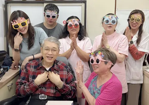 ▲林春銘醫師(前排左一)日前離世，去年3月才開心和家人、診所員工一同慶生。（圖／翻攝林春銘醫師粉專）