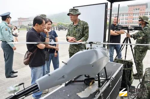 ▲懇親會設置裝備陳展，開放來賓近距離參觀體驗，深入了解部隊建軍成果與戰力發展。（圖／記者莊全成攝，2026.04.30）