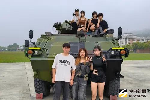 ▲官兵向來賓解說裝備性能與任務運用，展現專業素養與訓練成果。（圖／記者莊全成攝，2026.04.30）