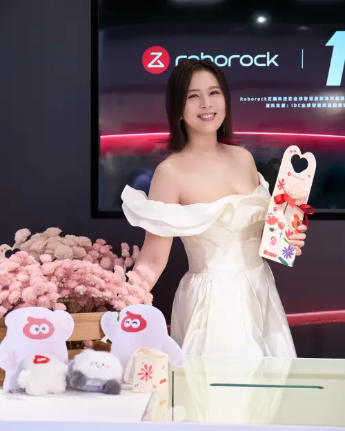 ▲清潔萬事屋屋主劉品言於現場體驗簡易花藝小卡，非常期待有一天能收到TT的小卡！（圖／石頭科技提供）