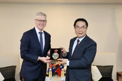 ▲台南市長黃偉哲致贈臺南劍獅予澳洲代表馮國斌。（圖／南市府提供）