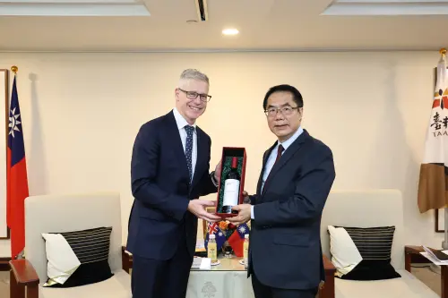 ▲澳洲代表馮國斌致贈澳洲紅酒予台南市長黃偉哲。（圖／南市府提供）