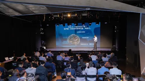 ▲學習王科技總經理李東諭上台分享AI個性化學習系統的特色。（圖／翻攝畫面）