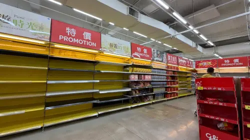 ▲家樂福愛河店原本將在4月30日之後停業，賣場內大量貨架一度空蕩蕩。（圖／翻攝高雄美食走跳-刁嘴公主臉書）