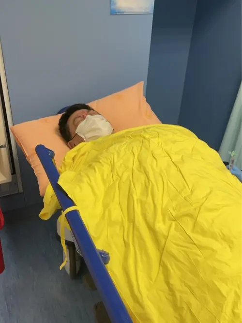 ▲孫德榮戴口罩，表情痛苦的躺在病床上，看似非常不舒服。（圖／孫德榮IG＠sunzhong_is_here）