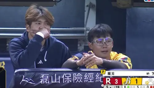 影／兄弟李聖裕接球失誤被換下場！場邊哭到眼紅　王威晨暖心安慰