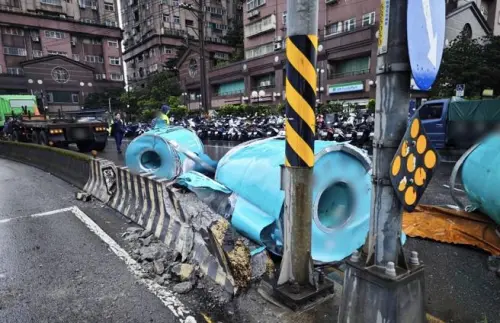 曳引車貨物未固定鬆脫！汐止3鋼捲滾車道　砸毀護欄交通一度壅塞