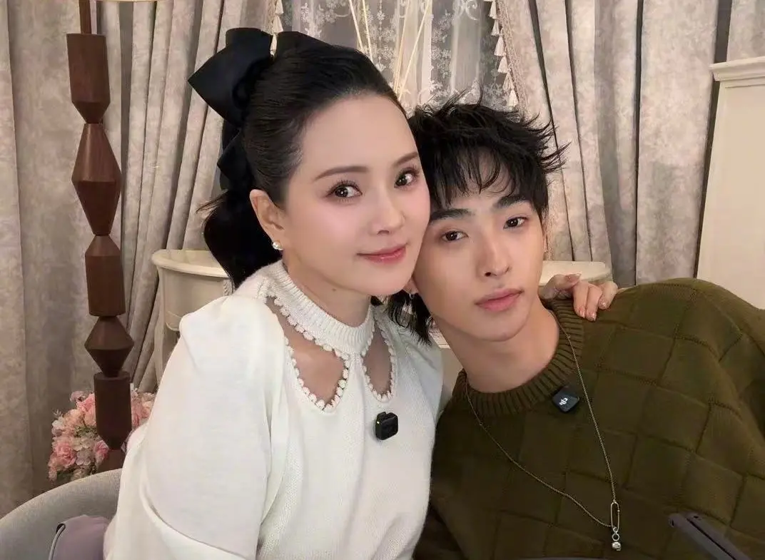 小哈利吸女性友人嘴裡飲料挨轟！伊能靜發文護兒：我是糟糕的母親