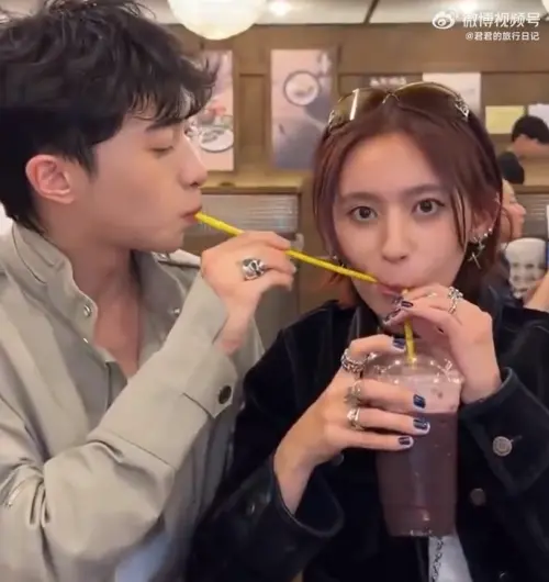 ▲小哈利（左）因PO出吸好友碳酸（右）嘴裡飲料的影片，而遭網友怒轟不衛生。（圖／微博@君君的旅行日記）