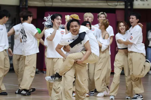 ▲美式躲避球戰況激烈，白對學文（右一）拚戰到底的表現贏得滿場掌聲。（圖／踢帕娛樂提供）