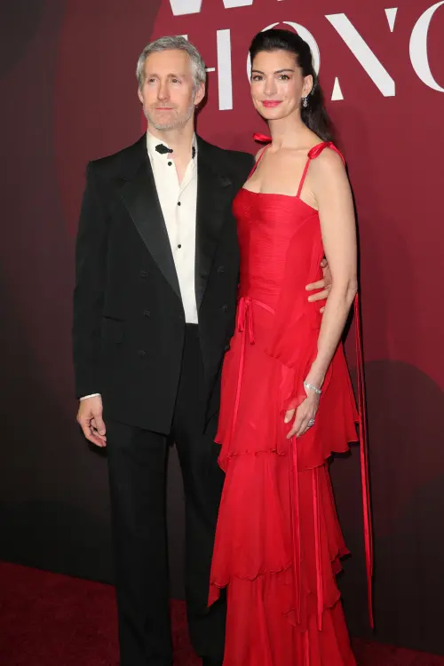 ▲安海瑟薇（右）與老公亞當蘇曼結婚約14年，育有2子，感情甜蜜。（圖／美聯社）
