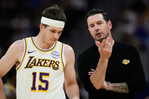 ▲湖人總教練瑞迪克（JJ Redick）（右）被問到里夫斯狀態時臭臉，只給他4個字「找回節奏（Go Find The Rhythm）」。（圖／美聯社／達志影像）