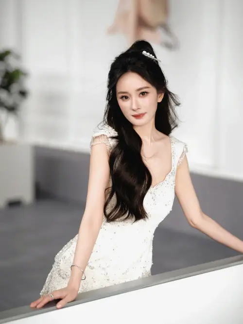 ▲楊冪（如圖）曾提到演員要自覺抵制天價片酬，並且拒絕陰陽合同、偷逃稅，堂堂正正做人，清清白白做事，一席話引發熱議。（圖／微博＠楊冪工作室）