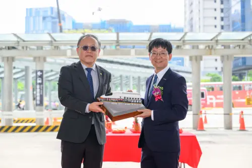 ▲「高鐵全線11站月台門工程」已於4月28日正式動工，第一階段將從「新竹站、板橋站」開始，將以經常承受強風來襲的新竹站，以及月台為半圓弧式設計的板橋站為優先施工車站。（圖／台灣高鐵提供）