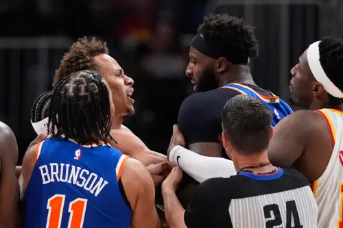 ▲尼克中鋒羅賓森（Mitchell Robinson）與老鷹後衛丹尼爾斯（Dyson Daniels）在第二節發生嚴重肢體衝突，雙雙遭裁判驅逐出場。（圖／美聯社／達志影像）