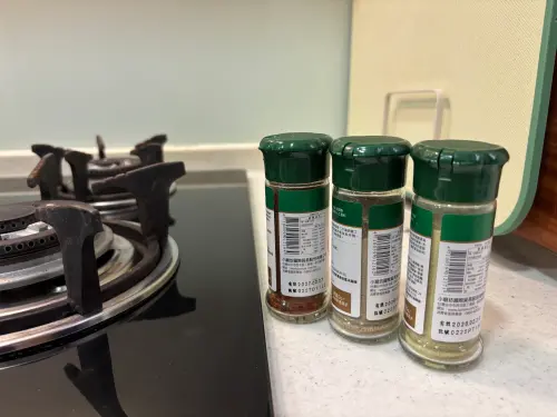 ▲廚房隱形地雷！許多人習慣將辣椒粉、胡椒粉放在瓦斯爐旁方便取用，但高溫與水氣會讓粉狀調味受潮，進而滋生一級致癌物黃麴毒素。（圖／記者徐銘穗攝）