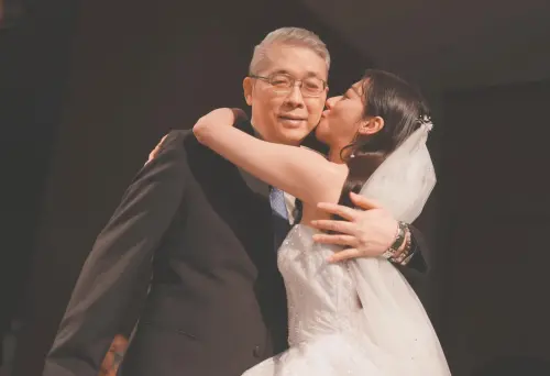▲面對爸爸離世，林逸欣（右）雖然難過但也堅強說：「請大家不要太過悲傷。」（圖／林逸欣 Shara FB）攝護腺癌末期