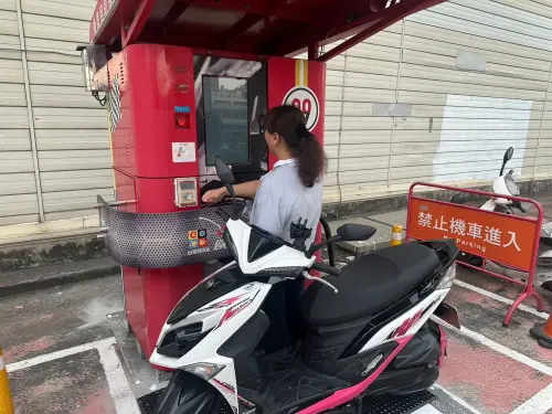 ▲過去有民眾使用自助換機油機台，大讚過程快速又方便，價格甚至比機車行便宜。（圖／Oilbuy歐多麥臉書）