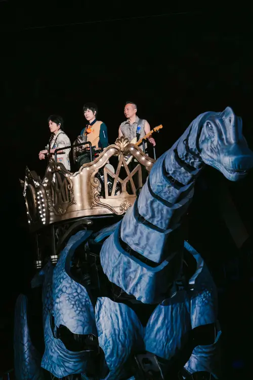 ▲五月天（如圖）創下鳥巢55場新紀錄，這次不僅連唱12場，甚至斥資近9000萬打造侏羅紀世界，劍龍、三角龍等25隻恐龍零距離環場，掀起滿滿話題。（圖／相信音樂提供）