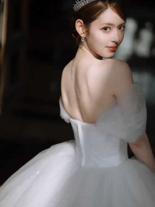▲矢作穗香的婚紗美背，讓不少粉絲送上祝福。（圖／翻攝自矢作穗香IG@honoka_yahagi）