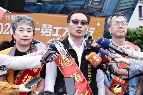 ▲全國產業總工會理事長戴國榮（中）、臺灣工人鬥陣總工會副理事長曲佳雲（右）、台北市產業總工會理事長邱奕淦（左） （圖／記者吳翊緁攝）