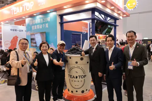 ▲立法院副院長江啟臣逛展時表示，台灣連鎖加盟產業具備國際競爭力，其發展潛力不亞於台積電；（圖／主辦單位提供）