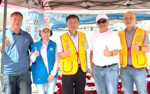 ▲台灣電力公司大林發電廠舉辦魚苗放流活動，由大林發電廠廠長李志光(中)主持。(圖／台電大林發電廠提供)