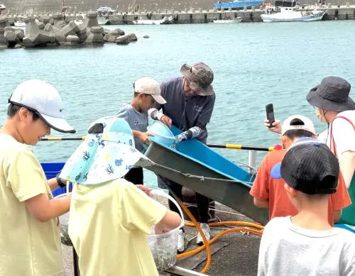 ▲台灣電力公司大林發電廠舉辦魚苗放流活動，學童參與魚苗放流的情形。(圖／台電大林發電廠提供)