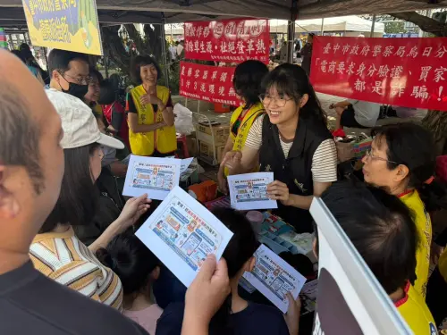 ▲烏日警分局結合龍井西瓜運動會，由員警與志工現場宣導反詐騙資訊，共同守護鄉親荷包。(圖／警方提供2026.5.1)