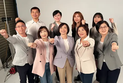 ▲民進黨台中市長參選人何欣純與民進黨台中市議員候選人拍攝形象照(圖／何欣純服務處提供2026.5.1)