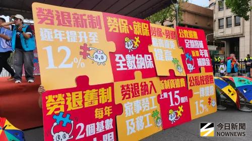 ▲五一行動聯盟拼上象徵八大訴求的拼圖。（圖／記者吳翊緁攝）