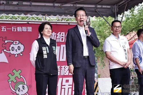 ▲民眾黨黨團副總長王安祥（中）攜手黨團總召陳清龍（右）、黨團幹事長邱慧洳（左）一起回應勞退與家庭支持的困境。（圖／記者吳翊緁攝）