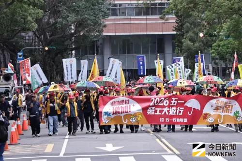 ▲本次五一行動聯盟遊行從凱達格蘭大道開始集會，最後在立法院前集結。（圖／記者吳翊緁攝）