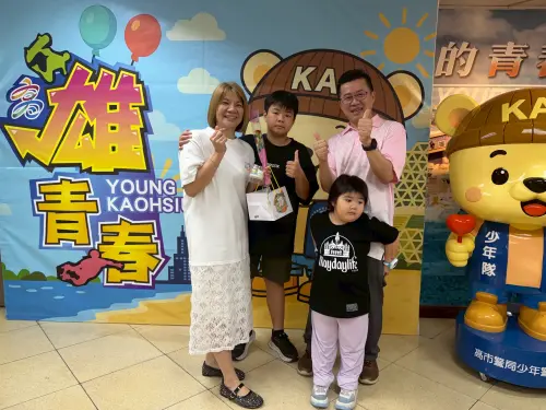 ▲ 隊長陳仁正致贈隊上母親伴手禮及康乃馨。（圖／高市警少年隊提供）