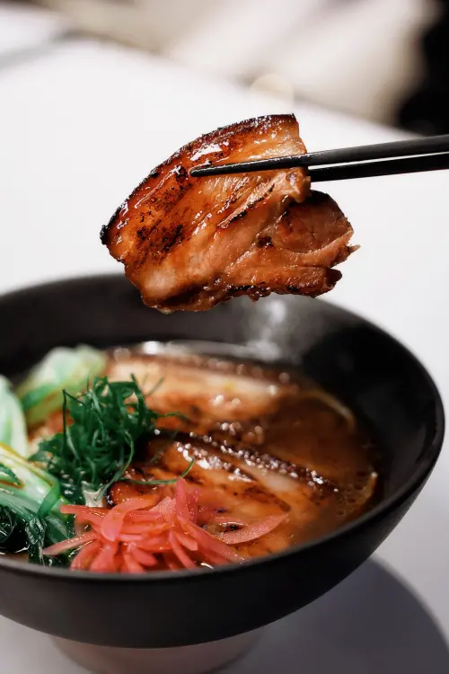 ▲pastaio noodle cafe也有新菜，聯名名廚林明健，圖為秘製叉燒雞湯麵。（圖／pastaio noodle cafe提供）