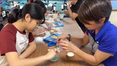 ▲ 親子們同心協力、型塑手工皂的活動，以掌心的溫度深化親子間的信任與互動。（圖／高市警少年隊提供）