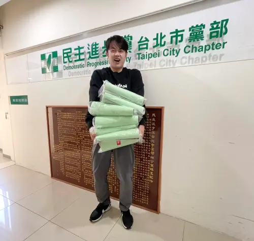 將登出綠北市黨部！「焦糖哥哥」陳嘉行PO求職文：考慮回娛樂圈