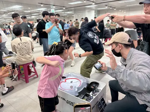▲戰鬥陀螺各種擂台競賽，近期在台灣各大市集、活動、商家甚至路邊都能看見。（示意圖／高雄市議員張博洋提供）