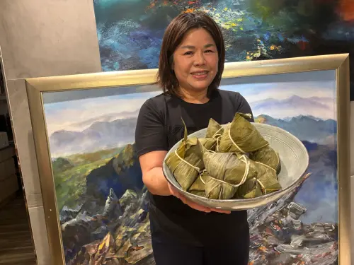 ▲雙漁堂主力商品「滿漢干貝粽」，單顆重約230公克，份量接近一般粽子的兩倍，今年維持100元不調價。（圖／記者金武鳳攝，2026.5.1)