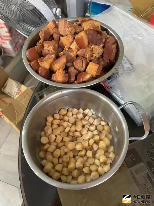 ▲內餡精選豬後腿肉，先高溫逼出油脂，再以冰糖、蠔油及蒜頭滷製出傳統古早味，加入北海道干貝，用料捨得。（圖／記者金武鳳攝，2026.5.1)