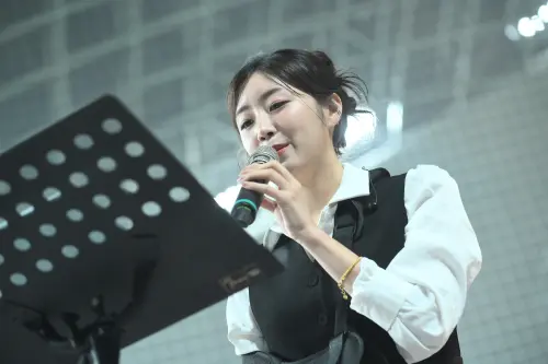 ▲台鋼雄鷹安芝儇帶著手傷無法應援，仍改為唱歌表演。（圖／記者林柏年攝，2026.5.1）