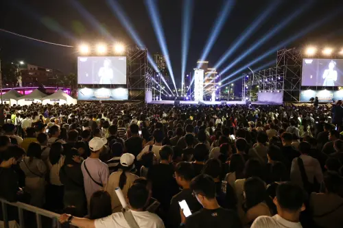 ▲為期兩天的「台南運河百年系列－戶外音樂祭」於今天傍晚在環河街開唱！首日演出，現場參與人次總計約達3.5萬。（圖／南市府提供）