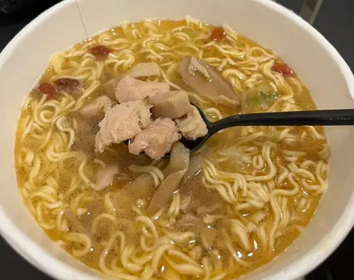▲大補帖「煸薑麻油雞細麵」放入雞胸肉、杏鮑菇，湯頭則選用薑濃郁麻油雞湯，搭配獨家細麵，每一口都能吃到香醇湯汁。（圖／泡麵公社 泡麵俱樂部臉書）